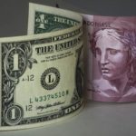 Dólar opera em alta no dia, chegando a bater R$ 5