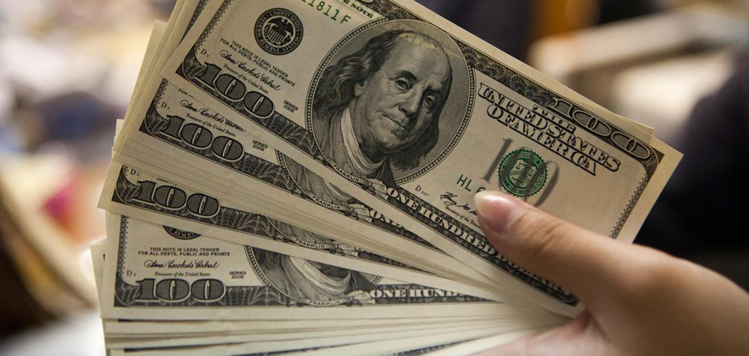 Dólar opera em alta e pela primeira vez chega em R$ 4,65